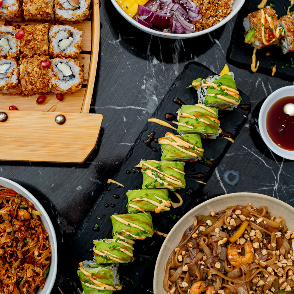 Plusieurs plats du restaurant fusion asiatique Sakuraa