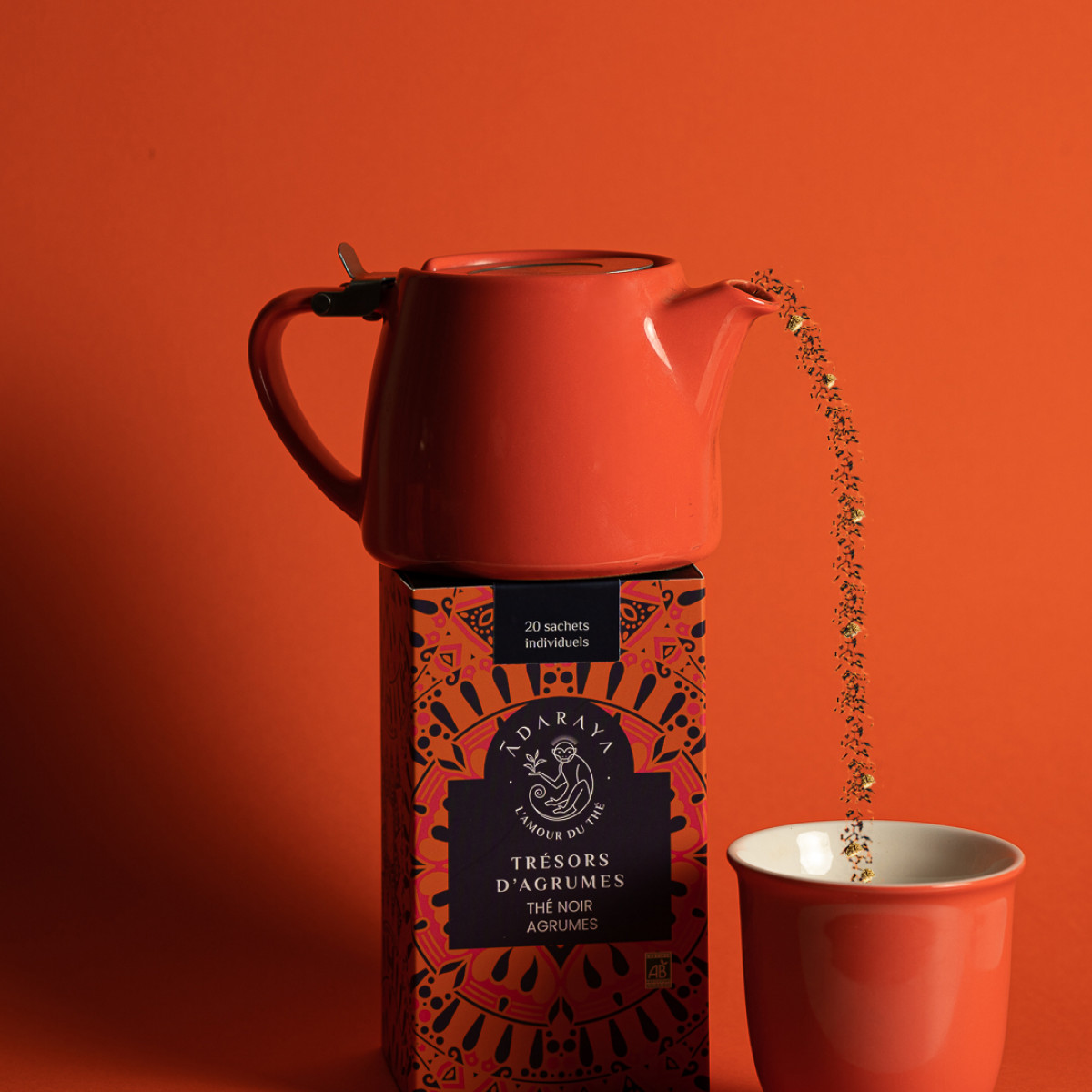 Thé Adaraya versé dans une tasse